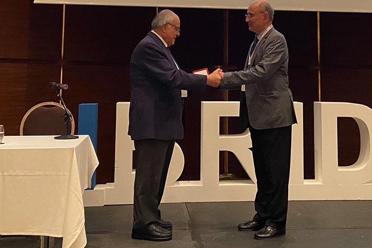 "Meslekte Üstün Başarı" Ödülü'ne layık görüldü