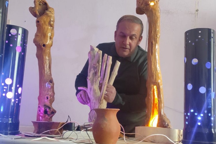 Atık malzemeleri süs eşyasına dönüştürüyor