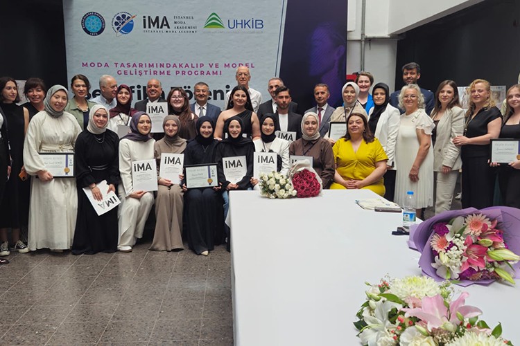 Geleceğin moda tasarımcıları sertifikalarını aldı