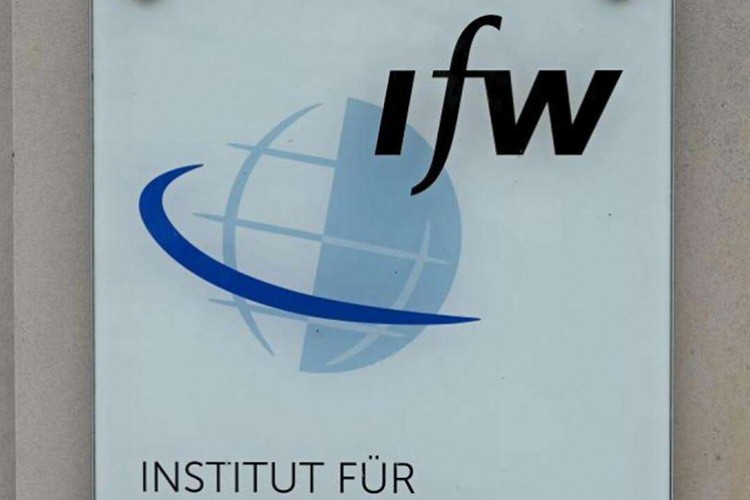 Almanya için büyüme beklentisini düşürdü