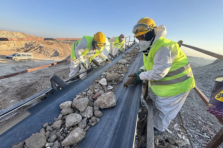 Deprem enkazından ayrıştırılan malzemeler, geri dönüşüme kazandırılıyor