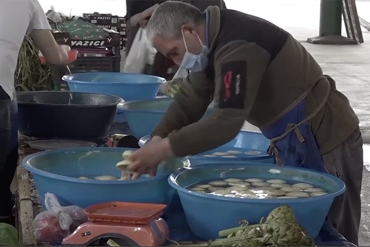 Pazarlar açıldı, marketler fiyat düşürdü