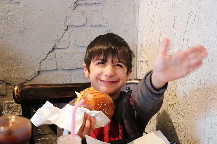 Kendi burgerlerini yapıp yediler