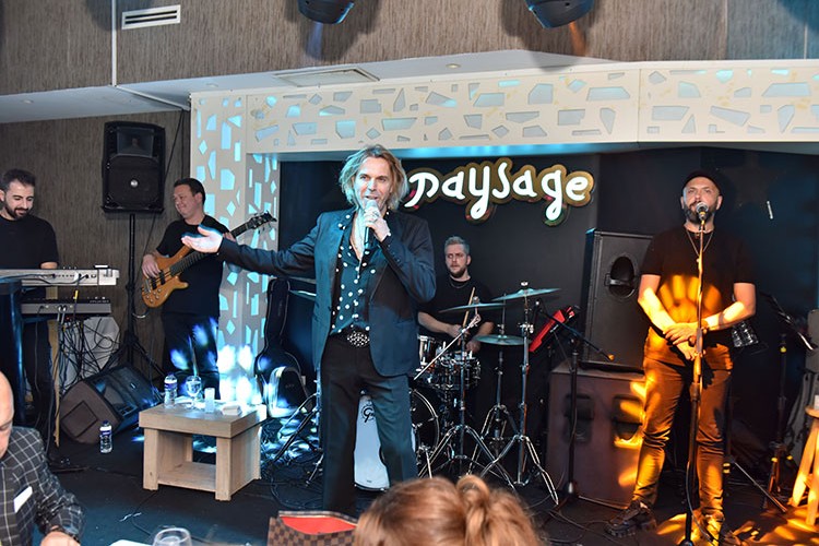 Soner Arıca'ya Coşkulu Koro