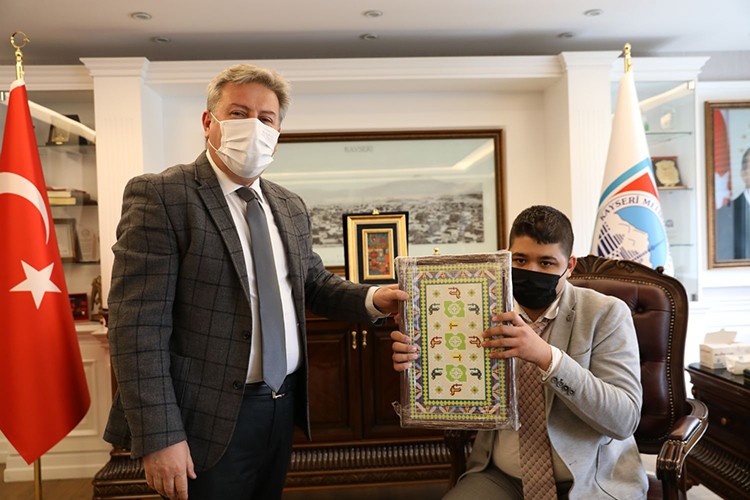 Makamını otizmli Eren'e bıraktı