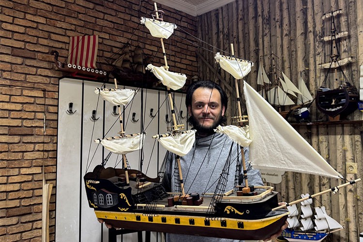 Çocukken hayranı olduğu gemilerin ahşap maketlerini yapıyor