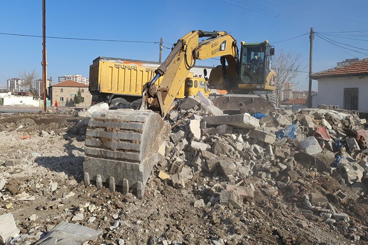 Metruk bina yıkımları devam ediyor