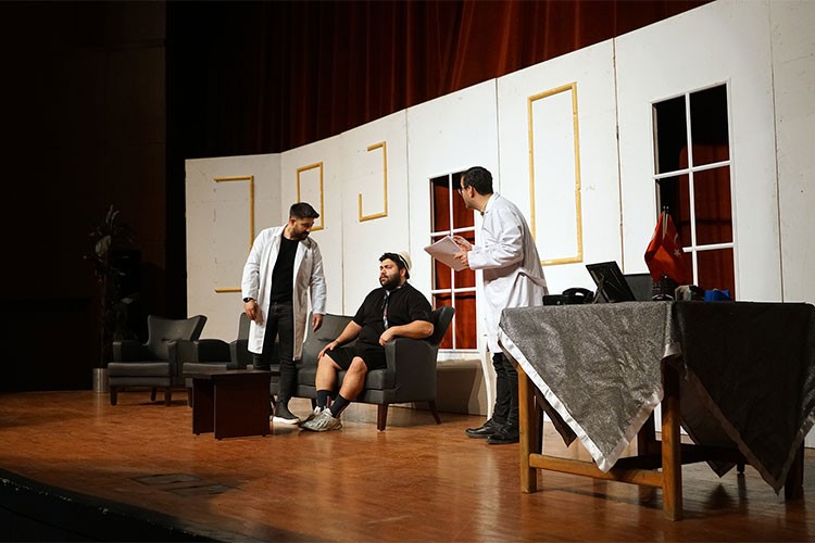 Sanatseverler kahkaha dolu bir gece yaşadı