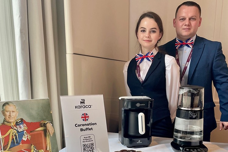 Taç giyme töreninde bir Türk markası