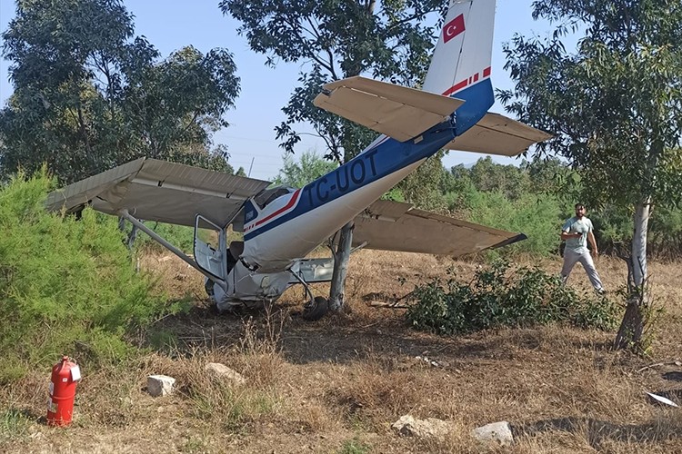 İzmir'de eğitim uçağı boş araziye zorunlu iniş yaptı