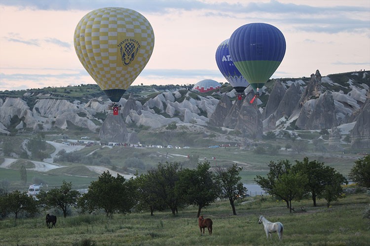 Kapadokya'da gökyüzü Türk bayrakları ve Atatürk posterleriyle süslendi