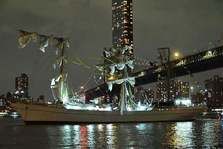 Gemi, Brooklyn Köprüsü'ne çarptı: 2 ölü, 19 yaralı