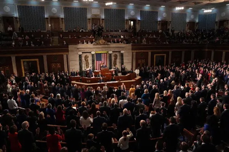 Bütçe Senato'da kabul edildi, hükümet açılıyor