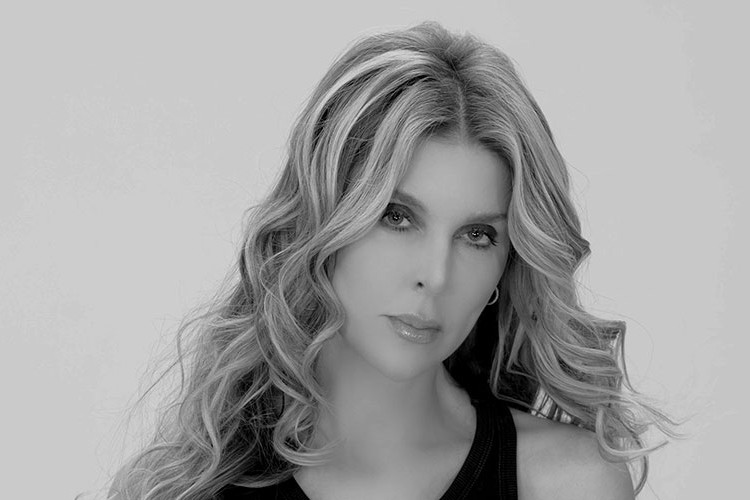 Müziğe geri döndü