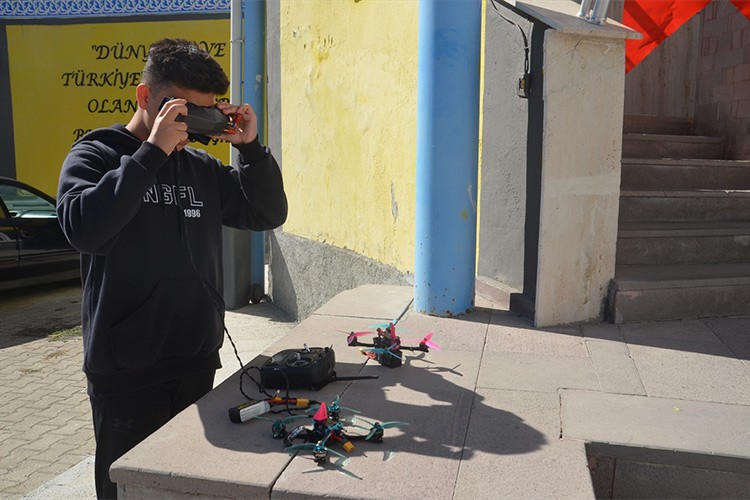 Dron tasarımcısı Doruk birinciliği amaçlıyor