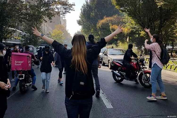 İran rejiminden başını açan kadınlara tehdit