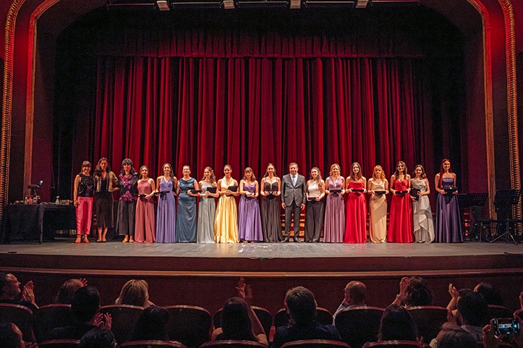 Yarının Kadın Yıldızları 8 Yıldır Genç Müzisyenleri Destekliyor