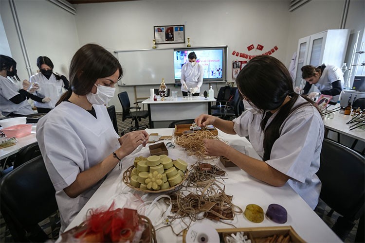 133 yıllık tarım lisesinin öğrencileri zeytinyağlı sabun üretiyor