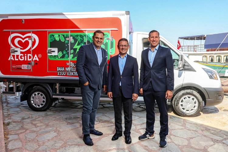 Elektrikli araç kullanan ilk marka oldu