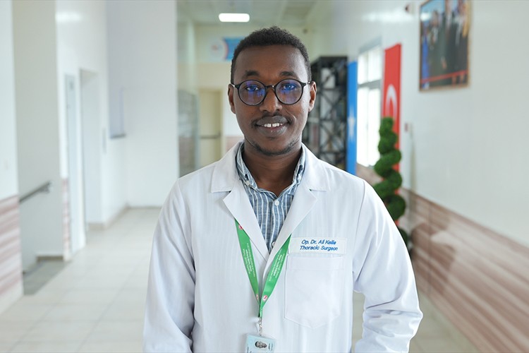 Türkiye mezunu Somalili genç doktorlar ülkelerine umut oluyor