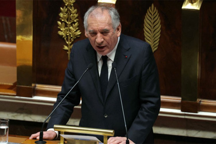 Fransa'nın yeni başbakanı büyüme tahminini düşürdü