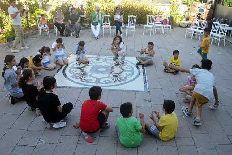 Amasya'da çocuklar unutulmaya yüz tutmuş sokak oyunlarıyla eğlendi