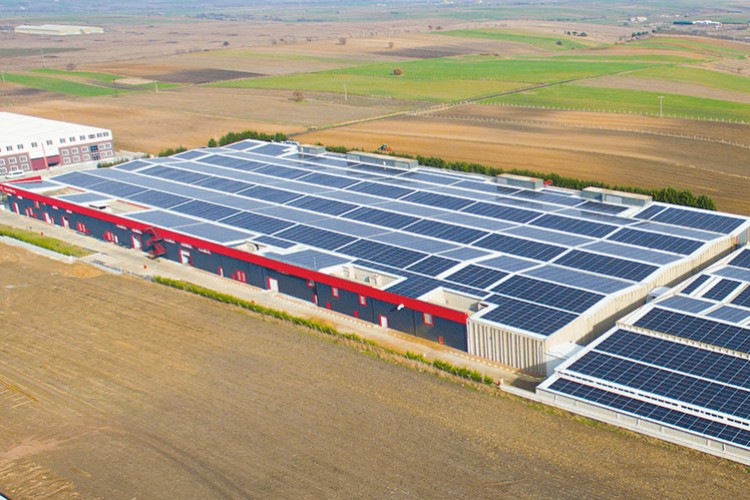 Tekirdağ'da bir fabrikanın çatısına GES kurulumu gerçekleştirdi