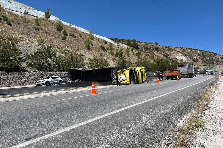 Çankırı'da kömür tozu yüklü tır devrildi