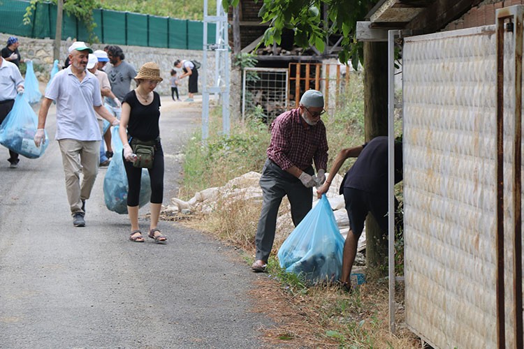 Akademisyenler köy sakinleriyle çöp topladı