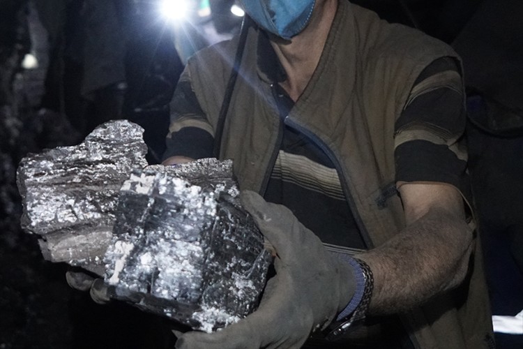 Madenciler yeni yıla yer altında çalışarak girdi