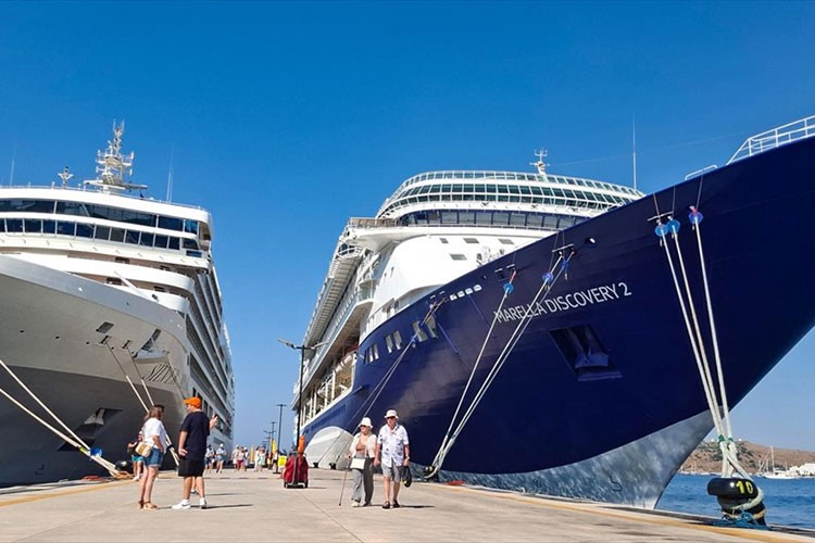 Bodrum'a iki kruvaziyerle 2 bin 482 yolcu geldi