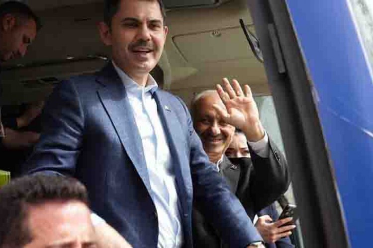 Kurum ve Karakaya, Kartal'da vatandaşları selamladı