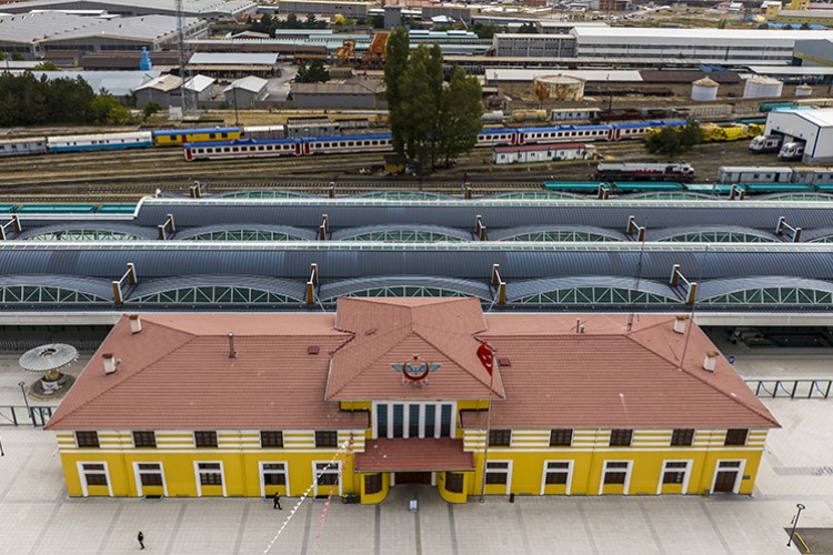 Cumhuriyet'in ilk yıllarından miras kalan tren garları hizmetini sürdürüyor