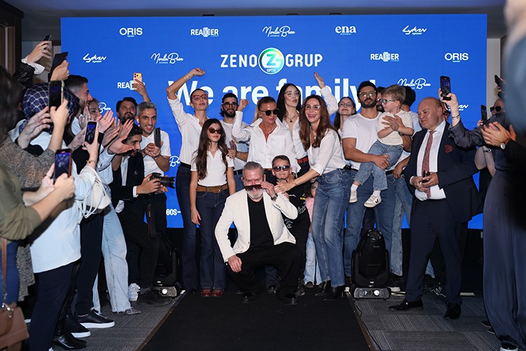 Yeni merkez binasının açılışını defileyle kutladı