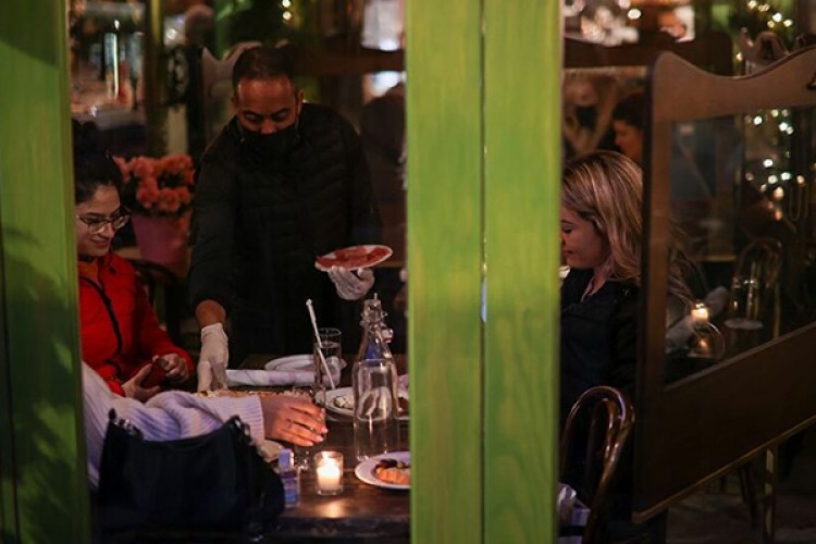 New York'ta restoranlar sınırlı açıldı