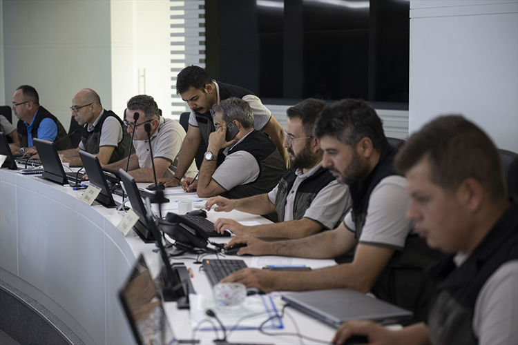 Orman yangınlarıyla mücadelede "beyin takımı" aralıksız çalışıyor