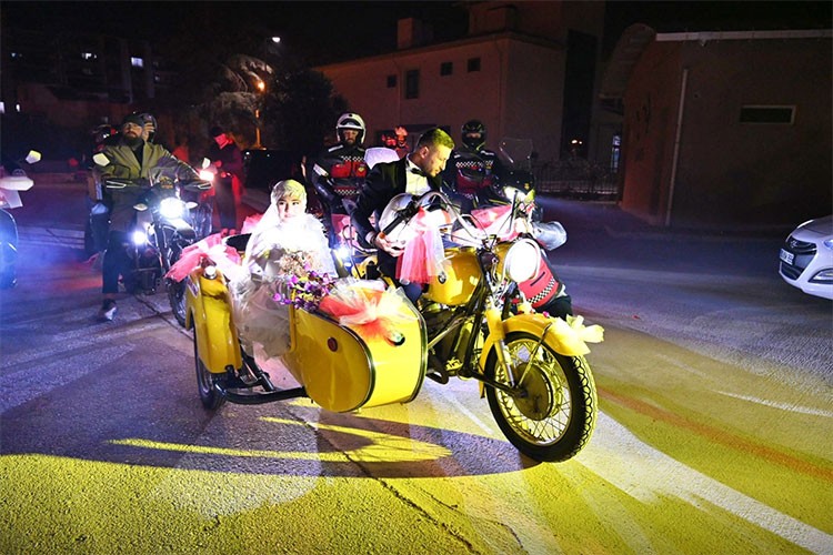 Osmanliyeli çift düğünlerine süsledikleri sepetli motosikletle gitti