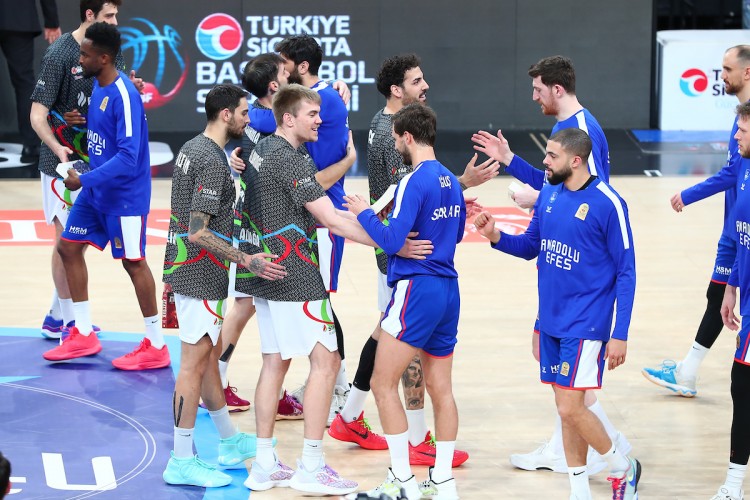 Basketbolseverler Anadolu Efes - Aliağa Petkimspor Maçına Bilet Yerine Kitap ile Girdi