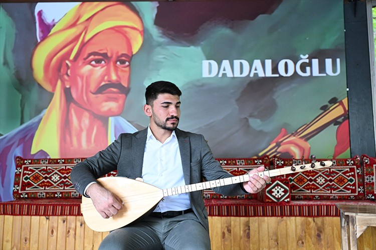 Annesinin aldığı sazla diyar diyar gezip aşıklık kültürünü yaşatıyor