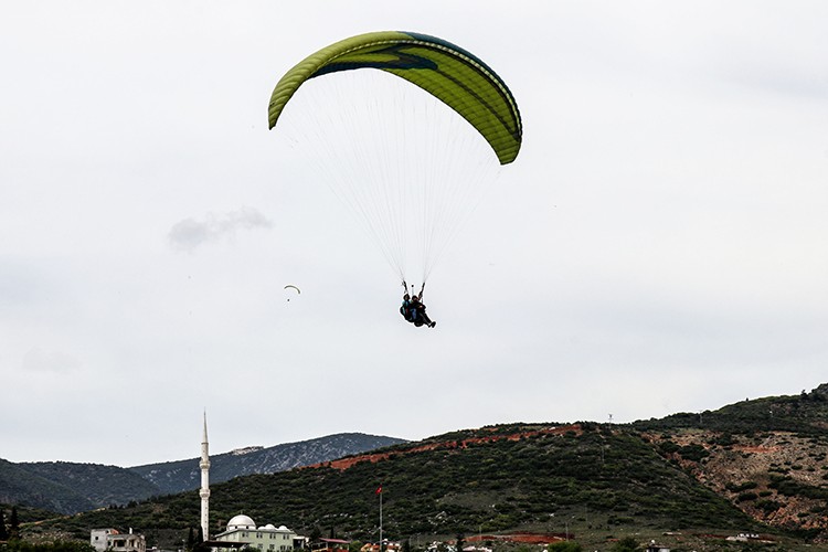 Paraşütçüler depremzede çocuklar için havalandı