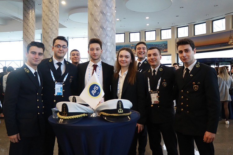 AVS, denizci öğrencilerle birlikteydi