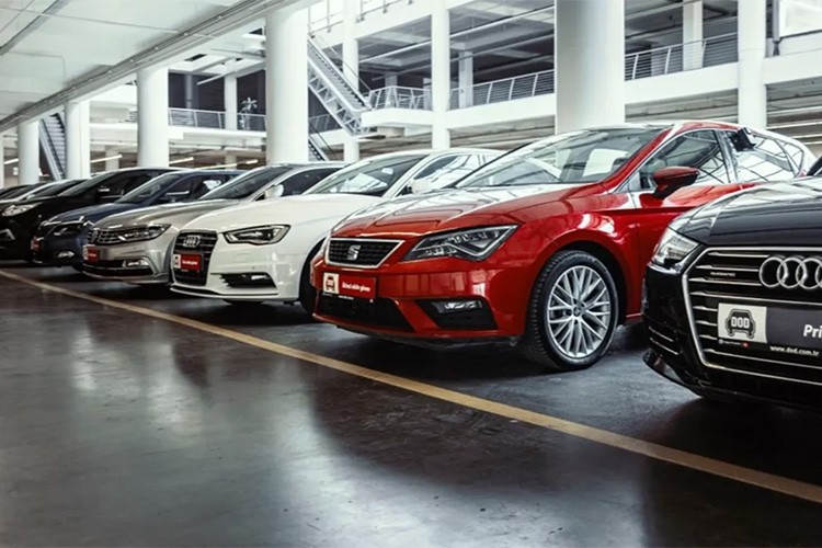 İngiltere'de araç satışları düşüş eğilimini beşinci aya taşıdı