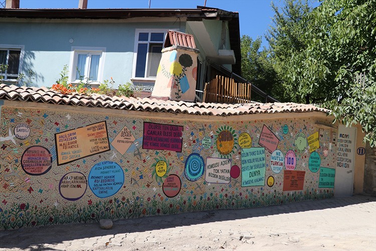 Köy evlerinin bahçe duvarlarını resimleriyle renklendiriyor
