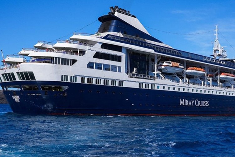 Depremzedelere barınak olan yüzen otel, Ege adalarına turist taşıyor