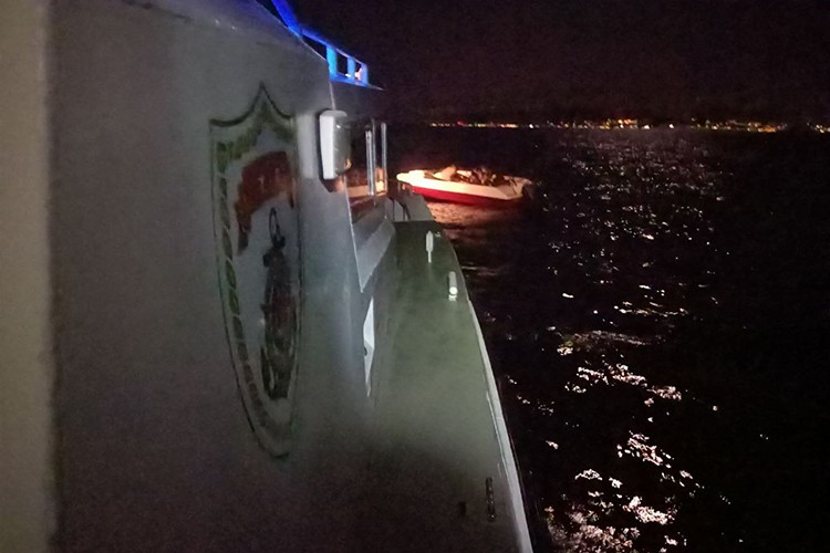 Ayvalık açıklarında 9 düzensiz göçmen yakalandı