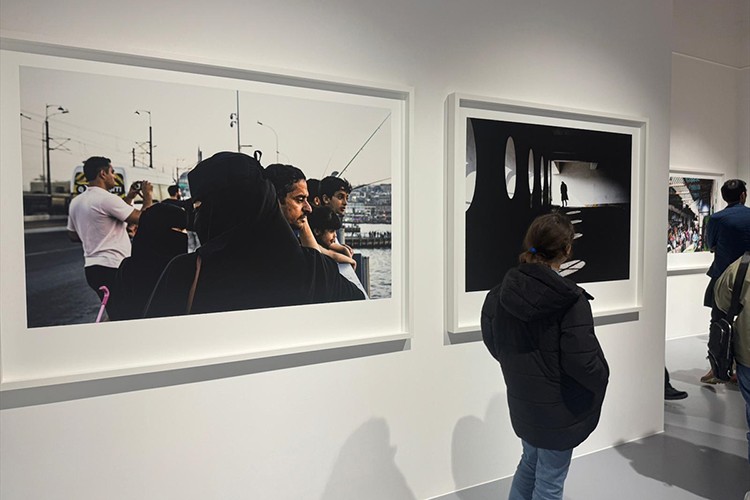 Zeki Demirkubuz, yeni sergisindeki fotoğraflarla yalnızlığını izini sürüyor