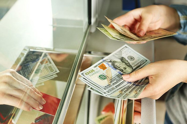 Dolar 13.61'den açıldı