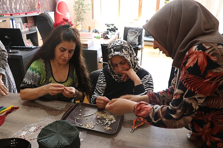 Kadınlar yaptıkları el işi ürünlerle ev ekonomisine katkı sağlıyor