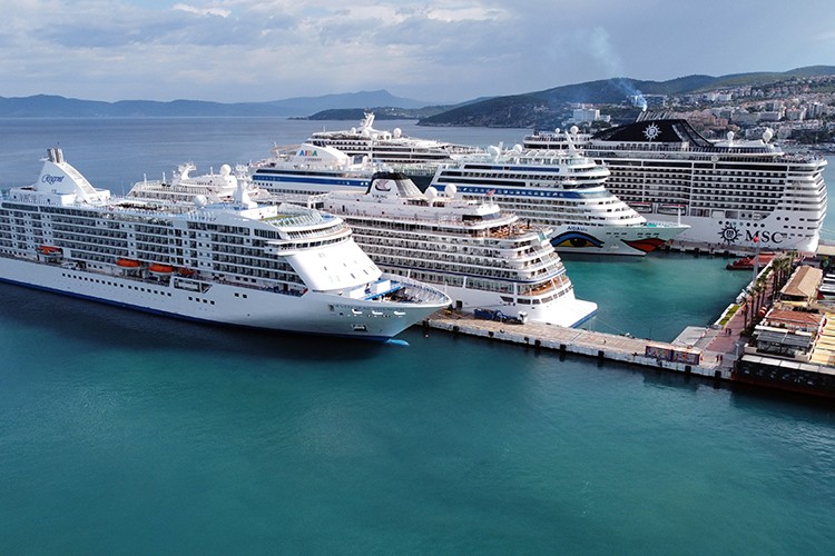 Kuşadası'na 4 kruvaziyer ile 8 bin 200 turist geldi
