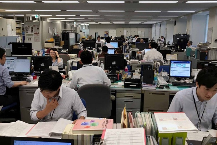 Japonya'da şirketler çalışma saatlerini azaltıyor